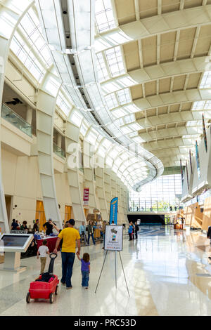 Besucher anzeigen Kunst in der kunstpreis Wettbewerb 2018 am DeVos Center Convention Center in Grand Rapids, Michigan eingetragen. Stockfoto