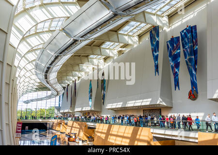 Besucher anzeigen Kunst in der kunstpreis Wettbewerb 2018 am DeVos Center Convention Center in Grand Rapids, Michigan eingetragen. Stockfoto