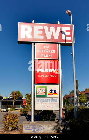 Rüsselsheim, Deutschland - 30. September 2018 - unterzeichnen Sie Gantry des deutschen Supermarkt Firmen REWE und Penny mit McDonalds im Hintergrund Stockfoto