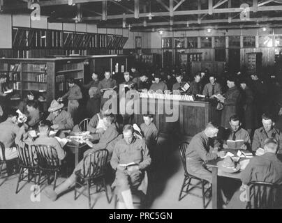 1918 oder 1919 - die Bibliothek "in Aktion" bei ca. 7:30 Uhr am Abend. Dies ist typisch für jeden Abend. Camp Kearny, Linda Vista, Cal Stockfoto