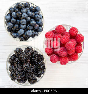 Vollständige Schalen der Beeren. Gesunde Ernährung und Diät. Von oben und Overhead. Close-up. Stockfoto