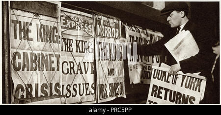 Zeitung Plakate aufgestellt und geben die neuesten Nachrichten über die konstitutionelle Krise zwischen König Edward VIII. und der Regierung über seine Beziehung mit Wallis Simpson vom 3. Dezember 1936 Stockfoto
