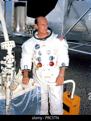 Portrait von Astronauten Charles Conrad jr., Prime crew Kommandant der Apollo 12 Mondlandung Mission, in seinem Raumanzug minus der Helm. Er ist draußen stehen neben einem Mock-up des Lunar Lander. Stockfoto