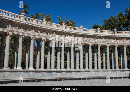 Kolonnaden des Denkmal für König Alfonso XII. in Buen Retiro Park (Parque del Buen Retiro) in Madrid, Spanien, Europa. Stockfoto