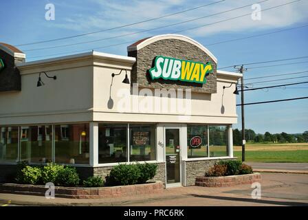 Fast food Restaurant U-Bahn mit einer schönen, weißen, gelben und grünen Logo Zeichen auf einem grauen Ziegeln Hintergrund an einem sonnigen Tag in Charlottetown, PEI, Kanada Stockfoto