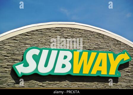 Eine Nahaufnahme eines schönen, weißen, gelben und grünen Logo von einem Fast-Food-Restaurant, der U-Bahn an einem sonnigen Tag in Charlottetown, Prince Edward Island, Kanada Stockfoto