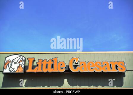 Ein großes Schild auf dem Restaurant Little Caesars, Pizza-Salon außen, Vorladen, ein Ketten-Restaurant in Charlottetown, Prince Edward Island, Kanada Stockfoto