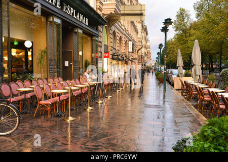 Herbst abends nach dem Regen. Cafe Esplanad Stockfoto