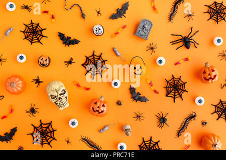 Orange Hintergrund mit Sammlung von Halloween Objekte, Ansicht von oben Stockfoto