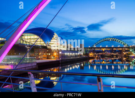 Blick auf Sage Gateshead, Tyne, Swing und Hohe Brücken von der Millennium Bridge. Die Uferstraße. Newcastle upon Tyne, England, Großbritannien Stockfoto