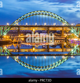 Newcastle Quayside. Blick auf den Fluss Tyne, Swing und Hohe Brücken vom Kai. Newcastle upon Tyne, England, Vereinigtes Königreich Stockfoto