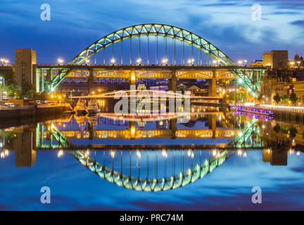 Blick auf den Fluss Tyne, Swing und Hohe Brücken vom Kai. Newcastle upon Tyne, England, Vereinigtes Königreich Stockfoto