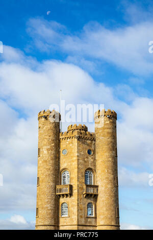 Broadway Tower auf dem Gipfel des Broadway Hill, Cotswolds, England Stockfoto