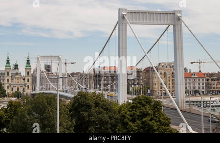 Blick auf die Pfarrkirche Mariä Himmelfahrt und die Elizabeth Bridge und verbindet Buda und Pest über der Donau in Budapest, Ungarn, Europa. Stockfoto