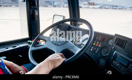 Closeup Bild des Menschen fahren Bus mit Pkw in Richtung Flugzeug auf der Landebahn Stockfoto