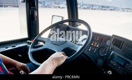 Sicht aus der Kabine der Mann, der schweren Lkw auf dem Parkplatz der logisitcs Center Stockfoto