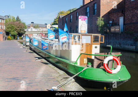 Schmale Boot verkaufen Eis vertäut am Kanal des Kambrischen Wharf in der Nähe von Brindley Place in Birmingham Stockfoto