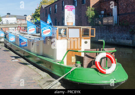 Schmale Boot verkaufen Eis vertäut am Kanal des Kambrischen Wharf in der Nähe von Brindley Place in Birmingham Stockfoto