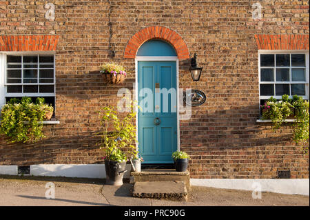 Eine blaue Tür in Harrow on the Hill, Greater London Stockfoto