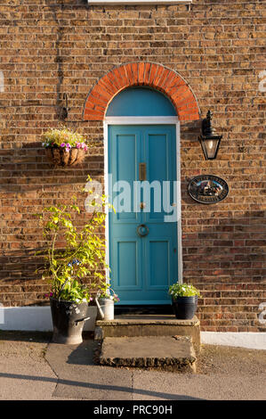 Eine blaue Tür in Harrow on the Hill, Greater London Stockfoto