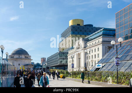 Der Kontrast von alten und neuen Gebäuden in Centenary Square, Birmingham einschließlich der Halle der Erinnerung, Baskerville Haus und die neue Bibliothek von Birmingham Stockfoto