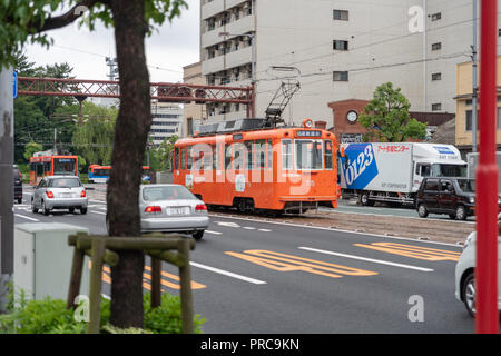 MATSUYAMA, Japan - 25 Juni, 2016: Der bequemste Weg, um die Stadt zu reisen, ist mit der Straßenbahn eine Fahrt mit der Straßenbahn kostet 160 Yen unabhängig von der Entfernung Stockfoto