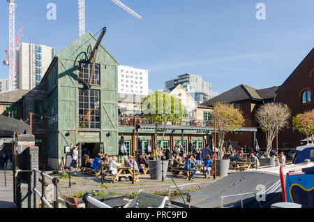 Große Gruppe von Menschen außerhalb der Canal House Pub in Gas Street Basin, Birmingham an einem warmen sonnigen Herbsttag Stockfoto