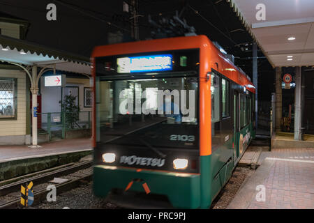 MATSUYAMA, Japan - 25 Juni, 2016: Der bequemste Weg, um die Stadt zu reisen, ist mit der Straßenbahn eine Fahrt mit der Straßenbahn kostet 160 Yen unabhängig von der Entfernung Stockfoto