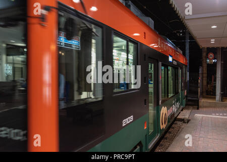 MATSUYAMA, Japan - 25 Juni, 2016: Der bequemste Weg, um die Stadt zu reisen, ist mit der Straßenbahn eine Fahrt mit der Straßenbahn kostet 160 Yen unabhängig von der Entfernung Stockfoto