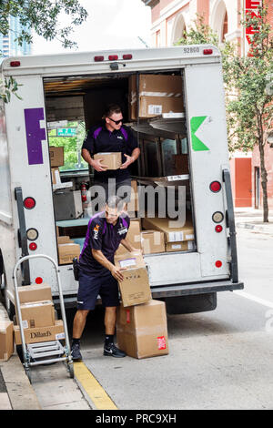 Miami Florida, FedEx Lieferwagen LKW, Job, Arbeit Arbeitnehmer Arbeitnehmer Mitarbeiter, Service, Boxen, Mann Männer männlich, Job, Arbeit Arbeitnehmer e Stockfoto