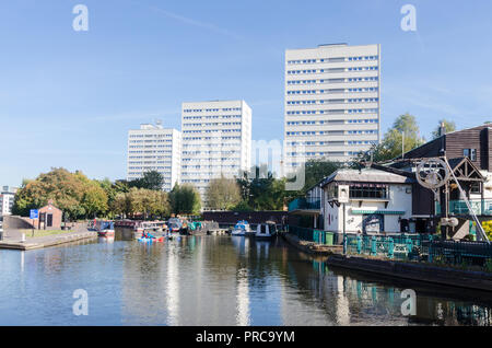 Hohes Bausteine des ehemaligen Sozialwohnungen in der Nähe des Kanals im Zentrum von Birmingham mit der Klappe und Firkin Pub im Vordergrund. Stockfoto