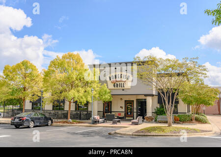 Vordere äußere Eingang von Knochen Fisch Grill mit den Corporate Logo und in Montgomery, Alabama, USA. Stockfoto