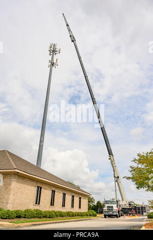 Zelle Turm reparieren oder neu mit einem großen Kran in Montgomery Alabama, USA Installation von 5 G Telekommunikationsnetzes. Stockfoto