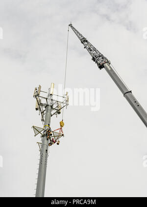 Zelle Turm reparieren oder neu mit einem großen Kran in Montgomery Alabama, USA Installation von 5 G Telekommunikationsnetzes. Stockfoto