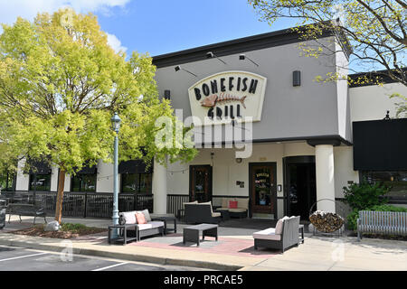 Vordere äußere Eingang von Knochen Fisch Grill mit den Corporate Logo und in Montgomery, Alabama, USA. Stockfoto