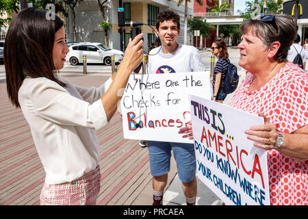 Miami Florida, Demonstration demonstriert Protest protestierend, Familien gehören zusammen Freie Kinder illegale Einwanderung, soziale Medien, mexikanische Grenze fa Stockfoto