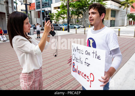 Miami Florida, Demonstration demonstriert Protest protestierend, Familien gehören zusammen Freie Kinder illegale Einwanderung, soziale Medien, mexikanische Grenze fa Stockfoto