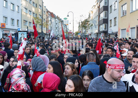 Demonstration von Anhängern des türkischen Präsidenten Recep Tayyip Erdogan am Samstag (29.09.2018) vor der DITIB-Moschee in Köln. Stockfoto