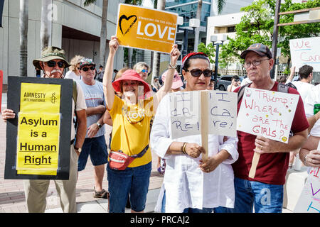 Miami Florida, Demonstration, die Protest demonstriert, Familien gehören zusammen Freie Kinder illegale Einwanderung, Medien, TV-Nachrichten, mexikanische Grenze f Stockfoto