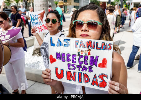 Miami Florida, Demonstration, die Protest demonstriert, Familien gehören zusammen Freie Kinder illegale Einwanderung, Medien, TV-Nachrichten, mexikanische Grenze f Stockfoto