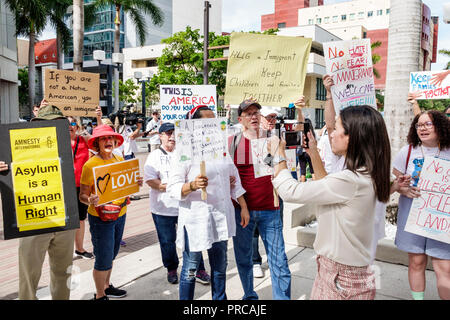 Miami Florida, Demonstration demonstriert Protest protestierend, Familien gehören zusammen Freie Kinder illegale Einwanderung, soziale Medien, mexikanische Grenze fa Stockfoto