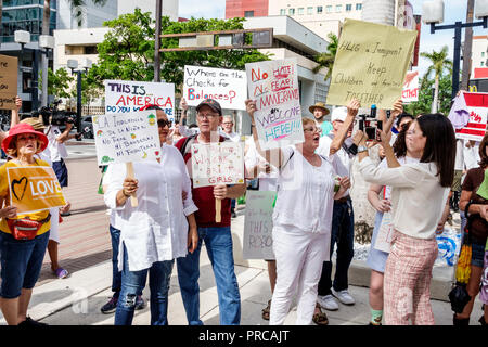 Miami Florida, Demonstration demonstriert Protest protestierend, Familien gehören zusammen Freie Kinder illegale Einwanderung, soziale Medien, mexikanische Grenze fa Stockfoto