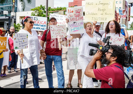 Miami Florida, Demonstration demonstriert Protest protestierend, Familien gehören zusammen Freie Kinder illegale Einwanderung, Medien, digitales Video Videocam c Stockfoto