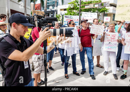 Miami Florida, Demonstration demonstriert Protest protestierend, Familien gehören zusammen Freie Kinder illegale Einwanderung, Medien, digitales Video Videocam c Stockfoto