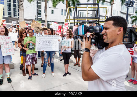 Miami Florida, Demonstration demonstriert Protest protestierend, Familien gehören zusammen Freie Kinder illegale Einwanderung, Medien, digitales Video Videocam c Stockfoto