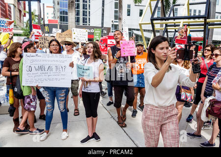 Miami Florida, Demonstration demonstriert Protest protestierend, Familien gehören zusammen Freie Kinder illegale Einwanderung, soziale Medien, mexikanische Grenze fa Stockfoto