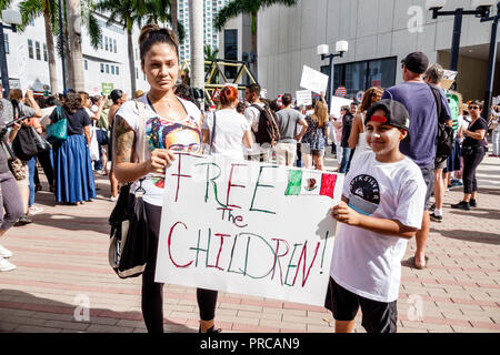 Miami Florida, Demonstration gegen Protestdemonstration, Familien gehören zusammen Freie Kinder illegale Einwanderung, mexikanische Grenzfamilie Separati Stockfoto