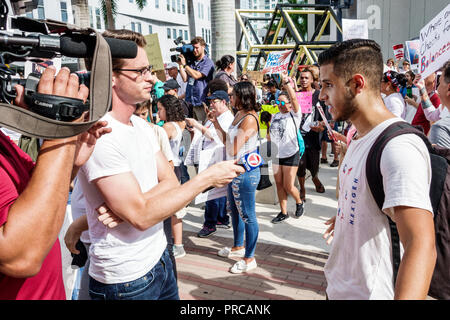 Miami Florida, Demonstration gegen Protestdemonstration, Familien gehören zusammen Freie Kinder illegale Einwanderung, mexikanische Grenzfamilie Separati Stockfoto