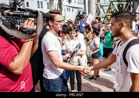 Miami Florida, Demonstration gegen Protestdemonstration, Familien gehören zusammen Freie Kinder illegale Einwanderung, mexikanische Grenzfamilie Separati Stockfoto