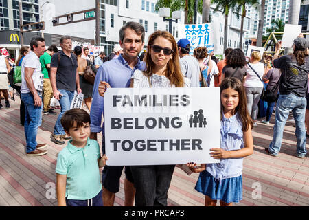 Miami Florida, Demonstration gegen Protestdemonstration, Familien gehören zusammen Freie Kinder illegale Einwanderung, mexikanische Grenzfamilie Separati Stockfoto